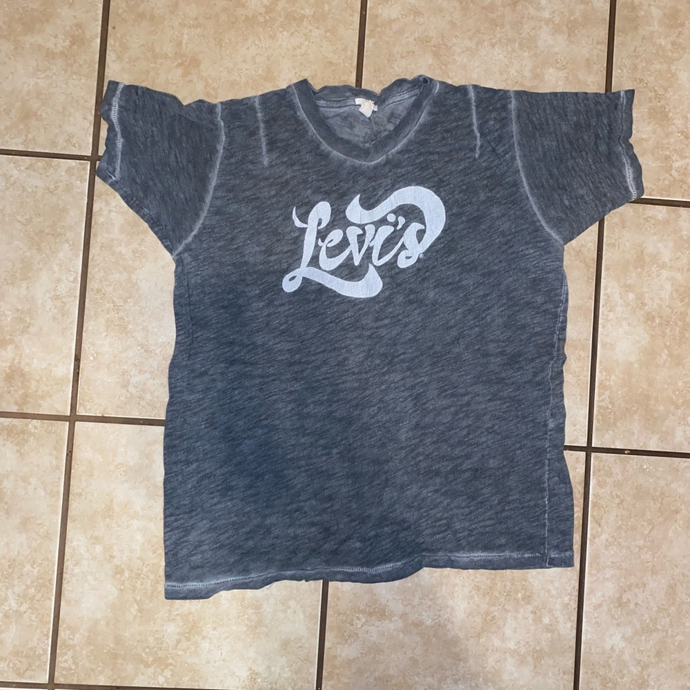 Levi’s vintage tee size medium
